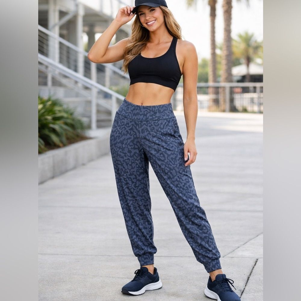 Lululemon Women's Grey Multi Camo Align High Rise Crop Jogger Pants Size 8